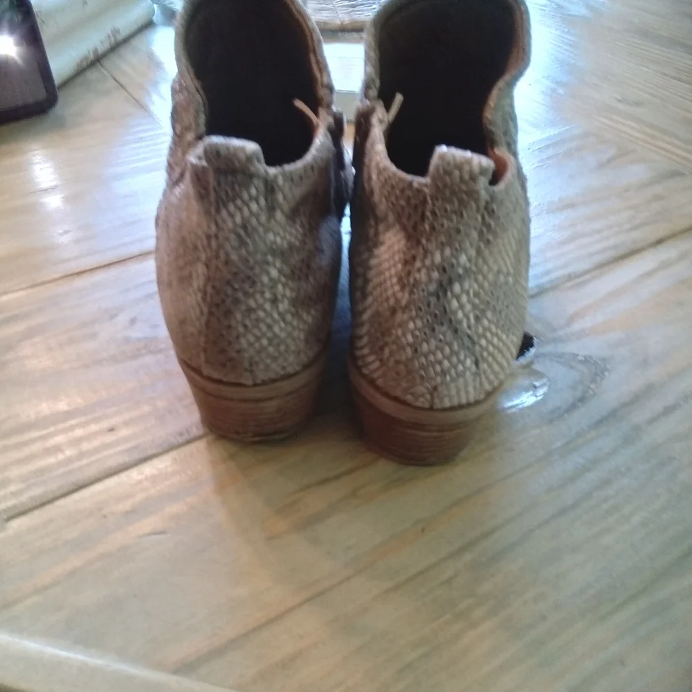 Bare Traps Grafton Almond Snakeskin Ankle Boots Size 8.5 - Picture 5 of 15